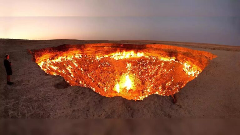 Ajab Gajab: This place is called the gate of hell on earth, fire rains from the sky-