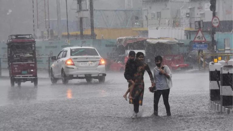 Heavy rain disrupts life in Tamil Nadu, schools-colleges closed; Government issued helpline