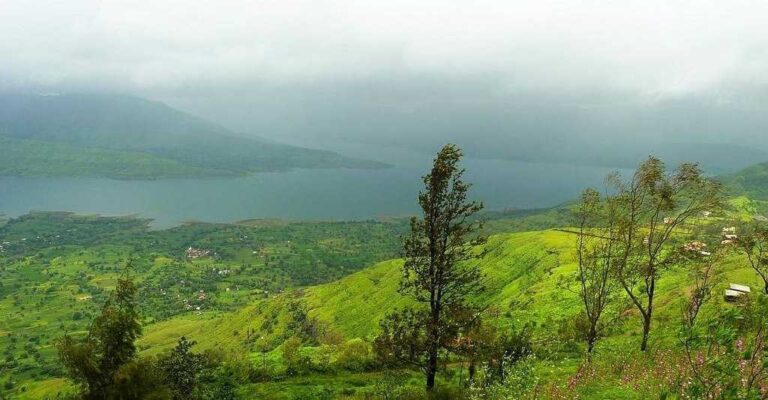 The hill station Panchagani attracts tourists throughout the year.