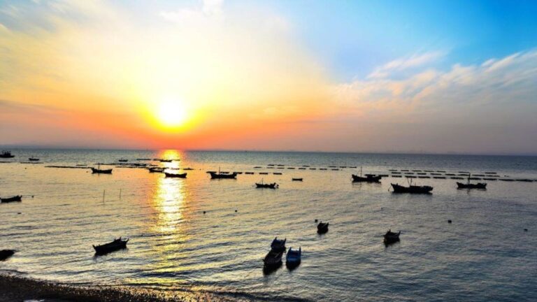 Just like Goa, Alibaug beach in Maharashtra is also bustling, where you can plan Christmas-New Year celebrations.