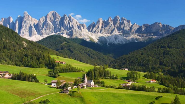 The most attractive mountain in the world, changes colors with sunlight!