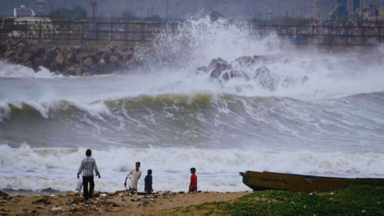 Michong will wreak havoc in Tamil Nadu today, a cyclonic storm with a speed of 110 KM per hour