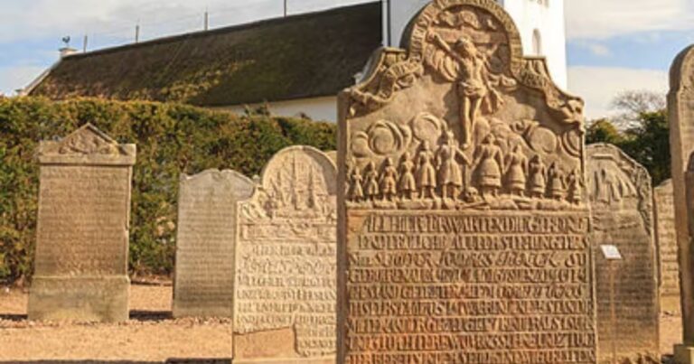 The strangest cemeteries in the world, where the graves 'talk'! Stones are inscribed with stories along with names