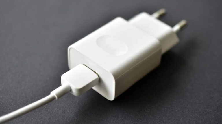 Find out whether the mobile charger is genuine or fake with the help of this trick