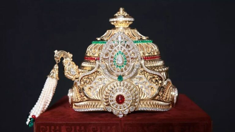 This diamond merchant from Surat donated a crown studded with diamonds and gold to Lord Rama.