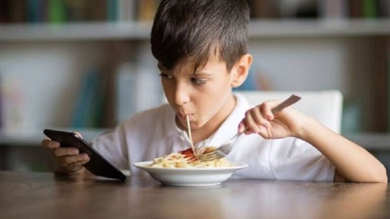 Caution!! Are your children not eating without a mobile phone, be careful, otherwise this habit can become expensiveCaution!! Are your children not eating without a mobile phone, be careful, otherwise this habit can become expensive