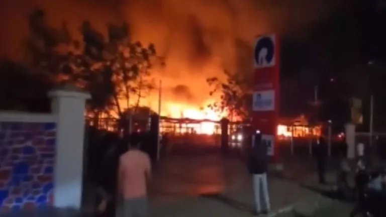 A fire broke out in Reliance Mall in Moti Khawadi, flames spread throughout the complex