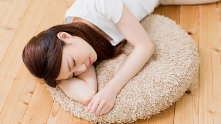 Benefits of sleeping on the floor, back pain problem will go away, adopt this method