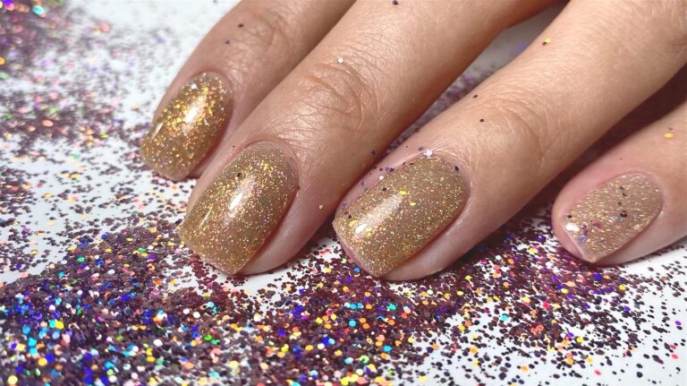 Try this latest design of glitter nail art, hands will look beautiful