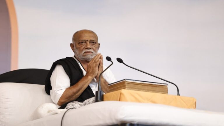 Pujya Morari Bapu paid tribute to those who died in various accidents in Saurashtra Panthak 1