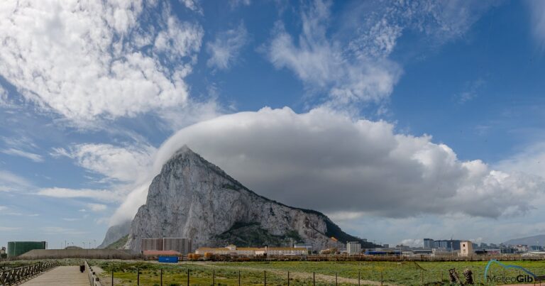 This rock is a symbol of British military power, clouds are coming from the peak, such a sight has not been seen before!