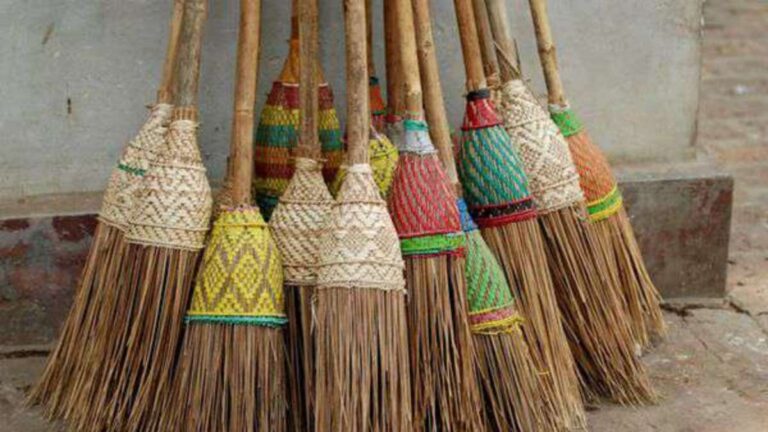 Keeping brooms in this place of the house increases poverty in the house, money does not last in the purse