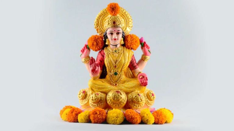 Such a picture of Mata Lakshmi should never be kept inside the house know what is the rule