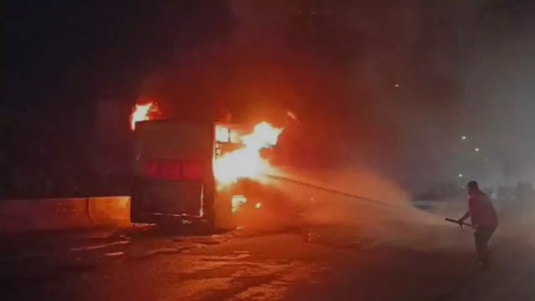 Fire breaks out in mini bus going from Surat to Ahmedabad all passengers safe