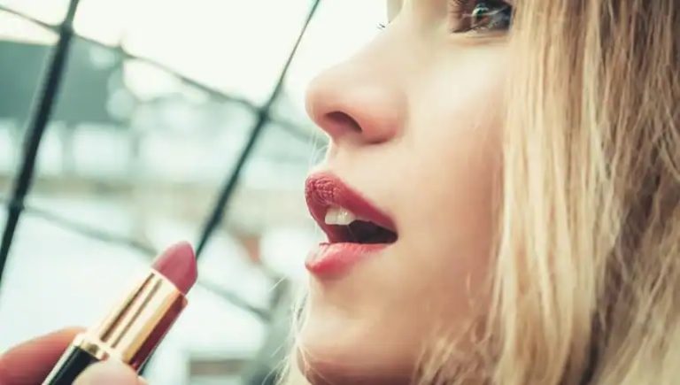 What is the history of lipstick know the reason behind changing color