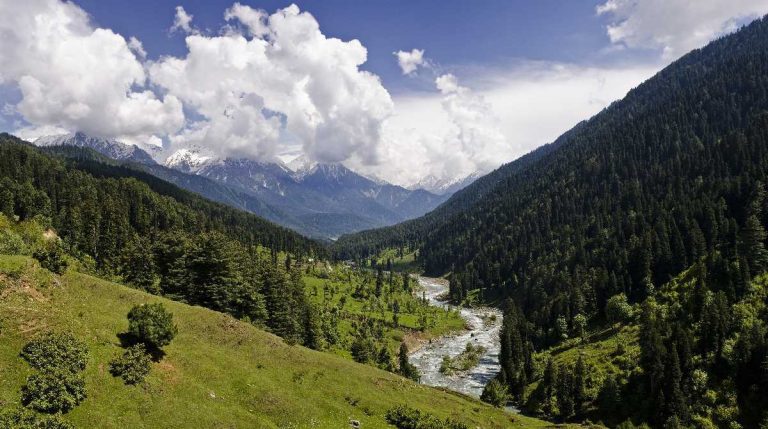 Are you fond of travelling, then visit this place in Kashmir, you will experience heaven.