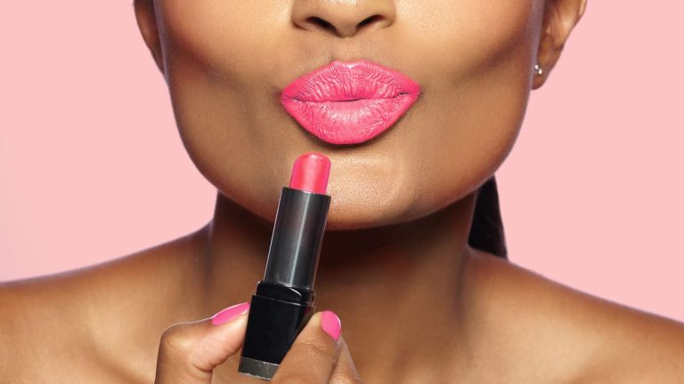 You apply lipstick pay attention to these things you will get a smooth look 3