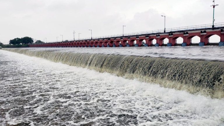 46 dams filled due to heavy rain in Gujarat 52 dams on high alert