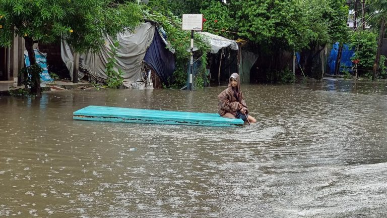 imd issued heavy rainfall alert in gujarat waterlogging and flood like situation in navsari district school shut mausam red warning 2